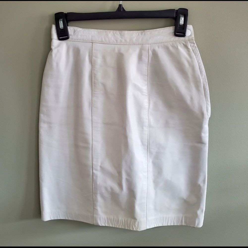 Gorgeous off white vintage Danier leather mini skirt.